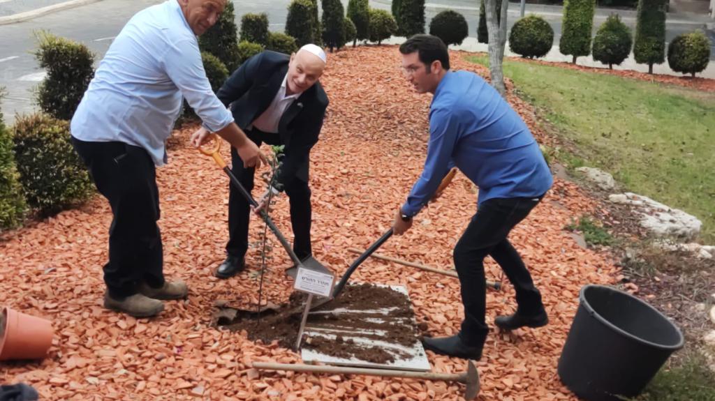 עם "ברכת הנוטע": מנכ"ל הכנסת נטע עץ נדיר | צפו