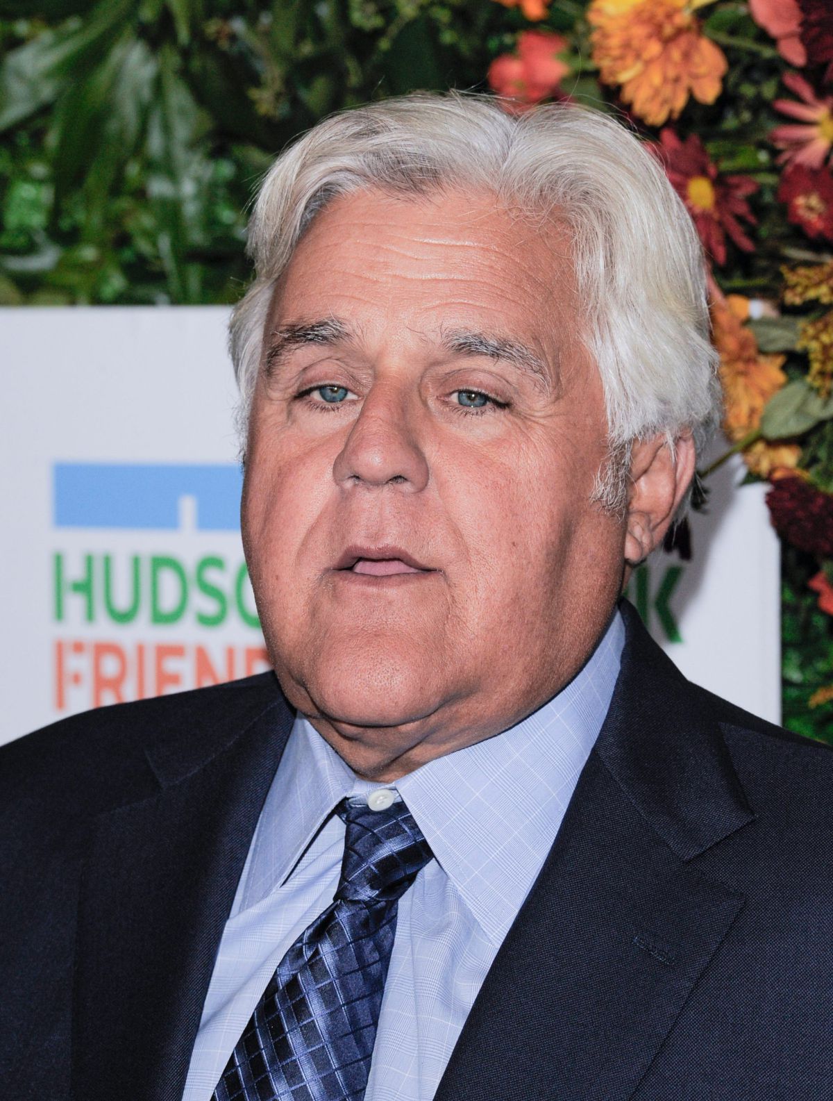 הקומיקאי האמריקאי ג'יי לנו נפצע קשה משריפת מכונית