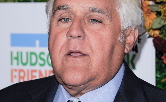 הקומיקאי האמריקאי ג'יי לנו נפצע קשה משריפת מכונית