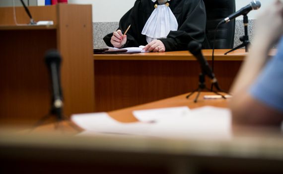 מזעזע: בן 16 נאשם כי אנס את קרובת משפחתו בת ה14