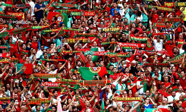 אוהד פרץ למגרש במהלך אורוגוואי-פורטוגל