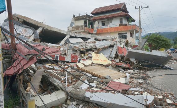 56 הרוגים ומאות פצועים ברעידת אדמה באינדונזיה