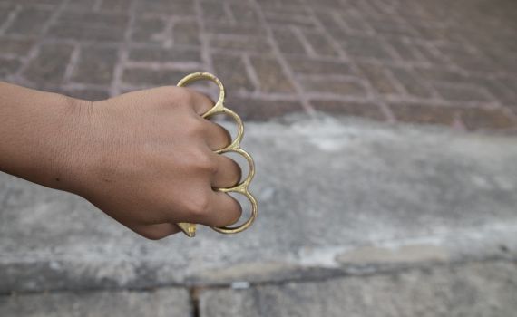 שני קטינים שדדו אופניים חשמליות עם אגרופן וסכין