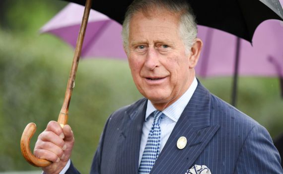 המלך צ'ארלס מונע מאחיו את התואר שהובטח לו