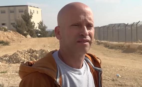 בלי אף מילה על סבא: הנכד של בגין מציג תערוכה חדשה