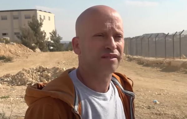 בלי אף מילה על סבא: הנכד של בגין מציג תערוכה חדשה