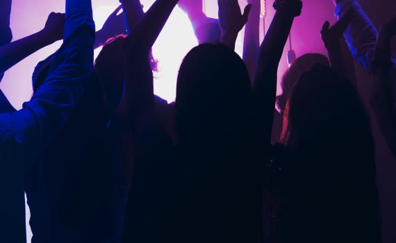 לרקוד עם אולטרה סגול בעיניים