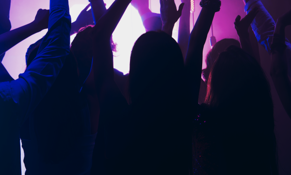 לרקוד עם אולטרה סגול בעיניים