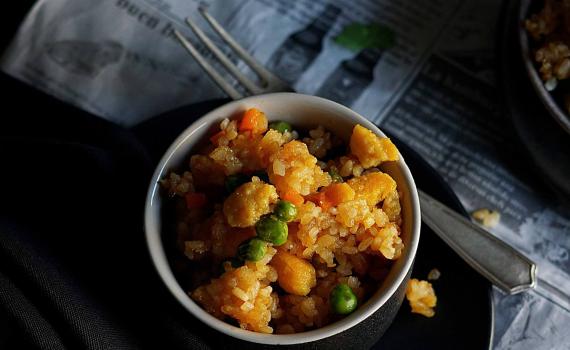 יאמי: מתכון לאורז מטוגן ברוטב קארי אדום