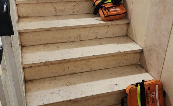 בת 74 נמצאה ללא רוח חיים בחדר מדרגות בירושלים