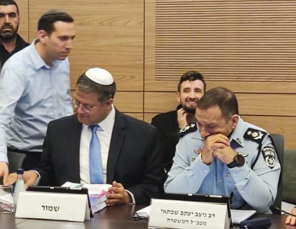 "אין מדינה דמוקרטית שהשר לא קובע מדיניות"