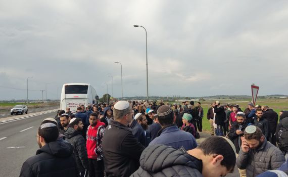 מחדל השאטלים: מאות ממתינים להסעות שלא באו