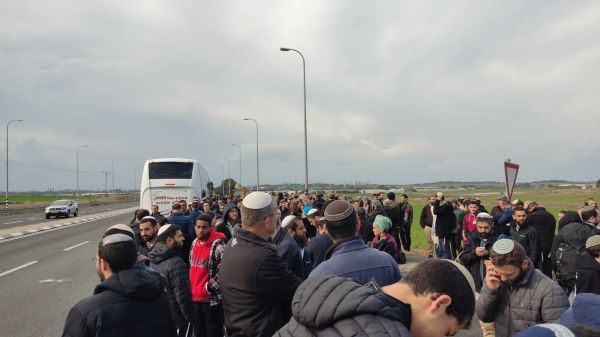 מחדל השאטלים: מאות ממתינים להסעות שלא באו