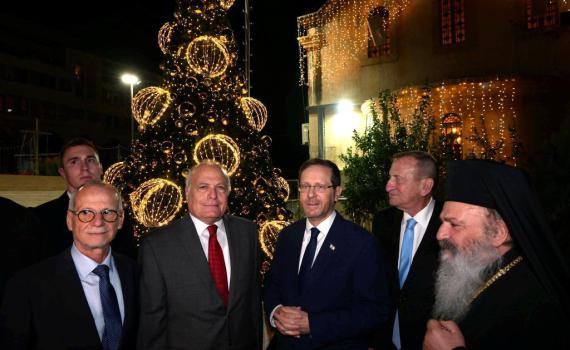 הנשיא הרצוג הדליק את אורות עץ האשוח ביפו