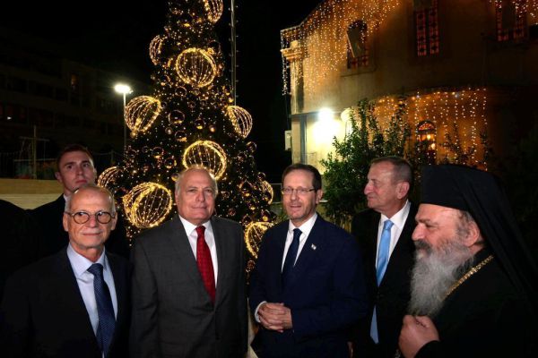 הנשיא הרצוג הדליק את אורות עץ האשוח ביפו