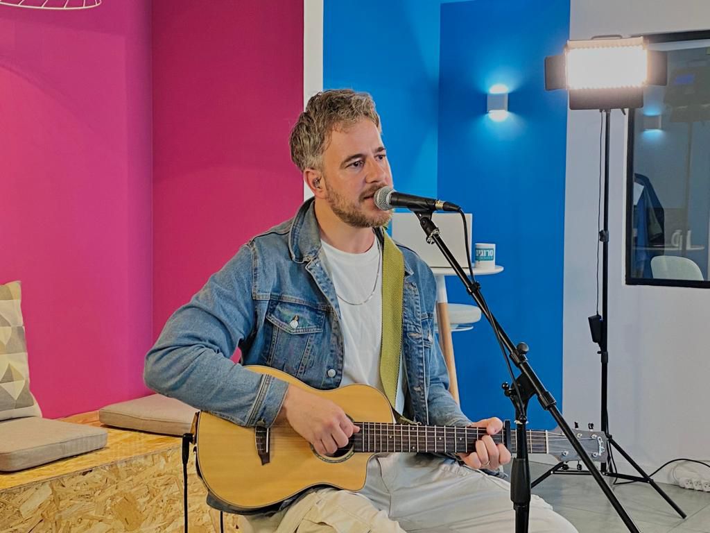 צפו: יושי בביצוע לשיר "תן סימן" בדסק סרוגים