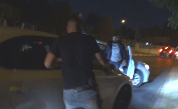 השוטרים פושטים על הרכב. מעצר גנב התחמושת. צפו