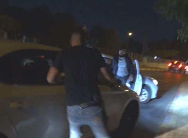 השוטרים פושטים על הרכב. מעצר גנב התחמושת. צפו