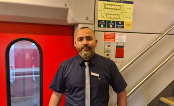 בזכות הפקח, ניצל נוסע שלקה בהתקף לב ברכבת