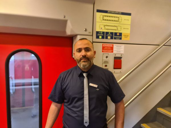 בזכות הפקח, ניצל נוסע שלקה בהתקף לב ברכבת