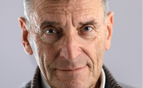 שחקן "הכתר" סטיבן גרייף הלך לעולמו בגיל 78