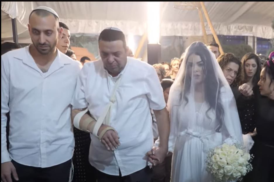 מרגש: פצוע הפיגוע עופר אוחנה מלווה את בתו לחופה