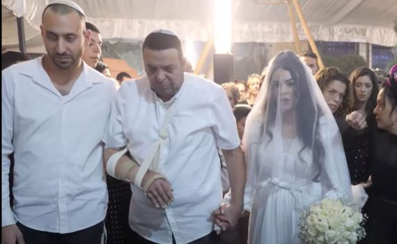 מרגש: פצוע הפיגוע עופר אוחנה מלווה את בתו לחופה