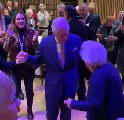 צפו: המלך צ'ארלס רוקד במסיבת חנוכה בלונדון