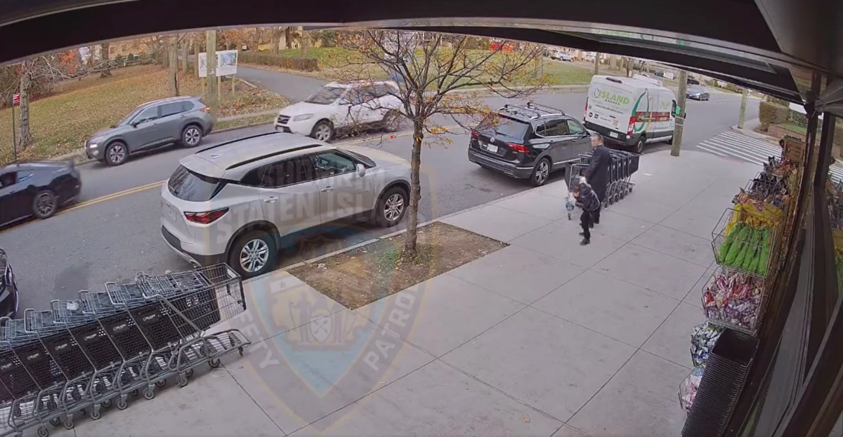 אנטישמיות בניו יורק: ילד חרדי ואביו נורו ברובה אוויר | תיעוד