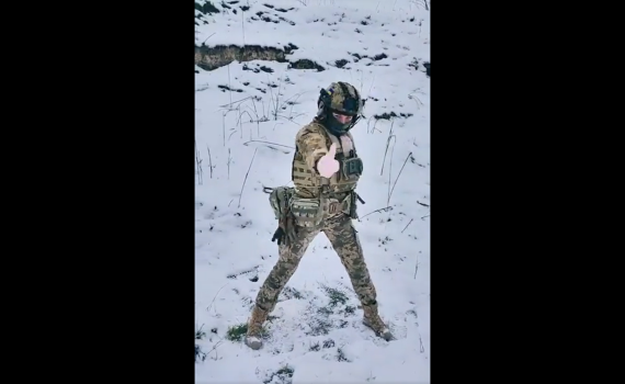 צפו: החיילת האוקראינית הרוקדת על רקע ירי