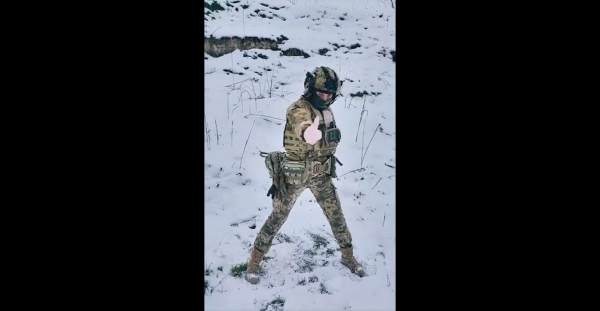 צפו: החיילת האוקראינית הרוקדת על רקע ירי