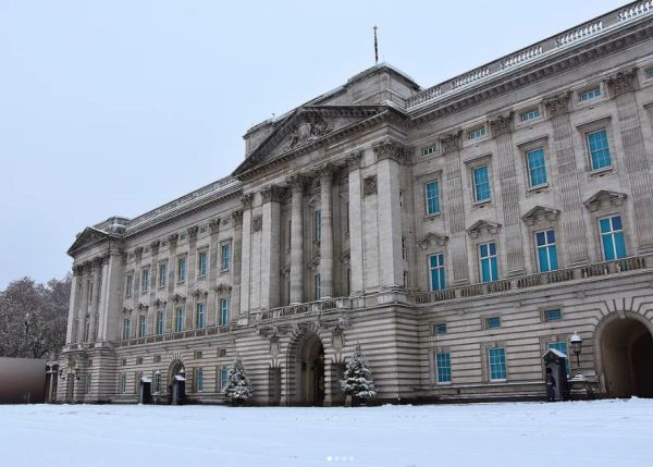 תיעוד מארמון בקינגהאם: שלג בממלכה הבריטית