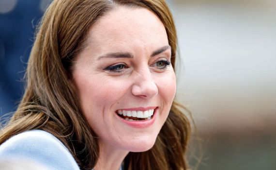 בזמן שהארי ומייגן מכפישים אותה: קייט מידלטון זוהרת מתמיד