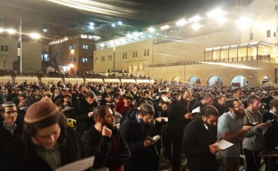 צפו: תפילת המונים בכותל לרפואת הרב שטרנברג