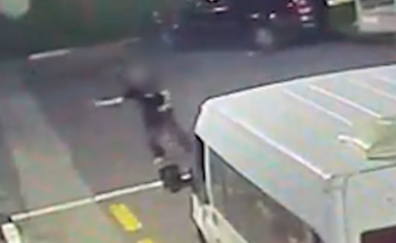 תיעוד: אדם משליך אבן לעבר רכב הסעות בשומרון