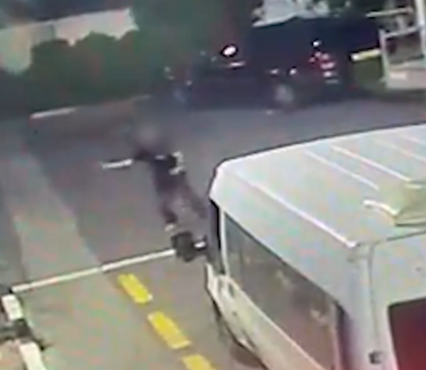 תיעוד: אדם משליך אבן לעבר רכב הסעות בשומרון