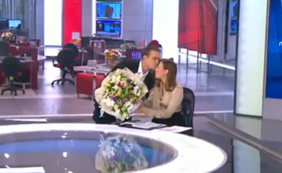 באמצע המהדורה: דני קושמרו פרץ לאולפן. צפו