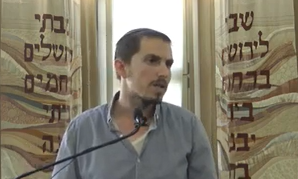 צפו: בנו של הרב מרדכי שטרנברג סופד לאביו
