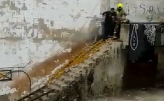 אדם חולץ ממקלט; רכבים שקעו בהצפות. צפו בתיעוד