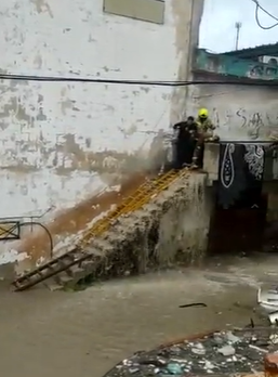 אדם חולץ ממקלט; רכבים שקעו בהצפות. צפו בתיעוד