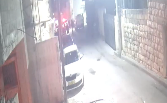 הזעיק שוטרים, ירה ודרס אותם. צפו בתיעוד הפיגוע