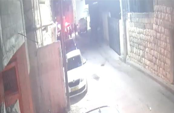 הזעיק שוטרים, ירה ודרס אותם. צפו בתיעוד הפיגוע