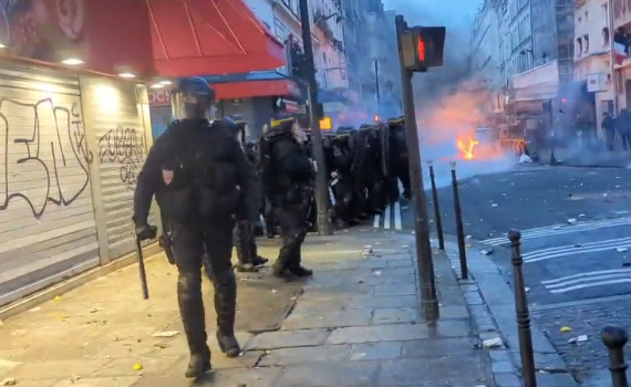 היום השני לפרעות בפריז: 2 אנשים נהרגו | תיעוד