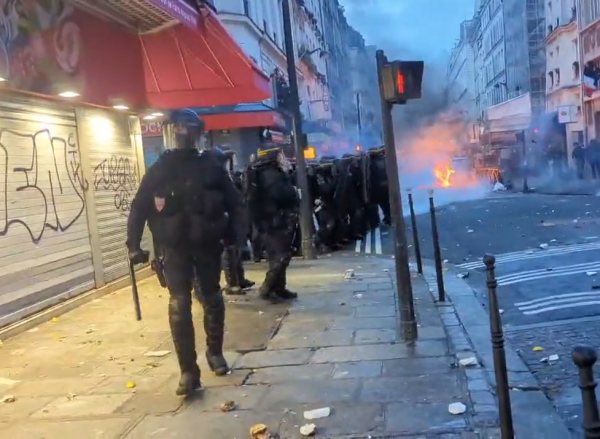היום השני לפרעות בפריז: 2 אנשים נהרגו | תיעוד