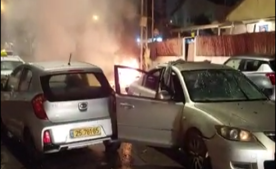 פיצוץ מלווה בירי: 2 בני אדם נפצעו בפתח תקווה | תיעוד