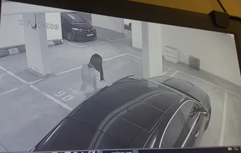 תיעוד מפחיד: אשת העסקים הדתיה נשדדה בביתה. צפו