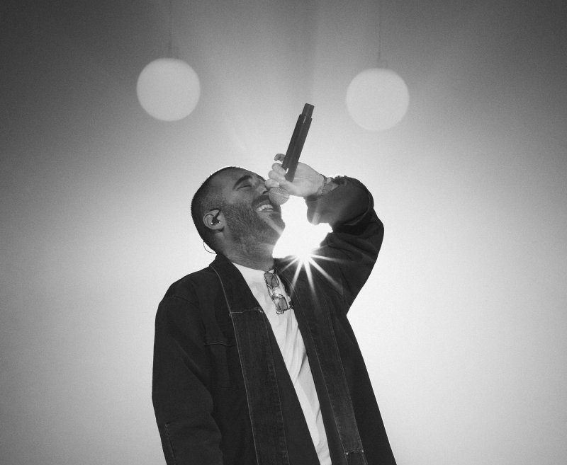 רגע לפני מופע הענק: עומר אדם בתפילת מנחה