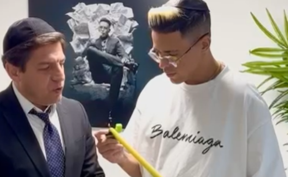 נר שני: צפו בסטטיק מדליק נרות חנוכה