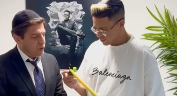 נר שני: צפו בסטטיק מדליק נרות חנוכה