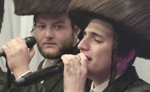 מרגש את הרשת: הבכי של הזמר החסידי באמצע השיר